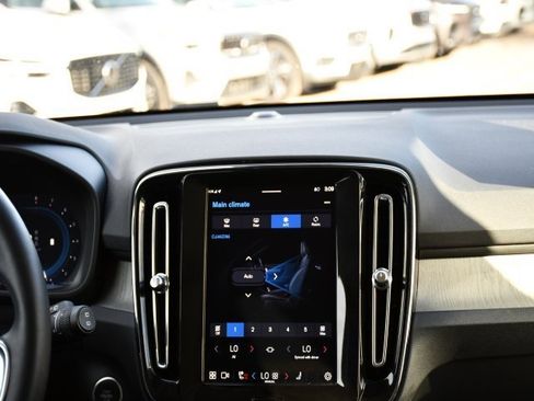 Certified 2025 Volvo XC40 B5 Core image 24