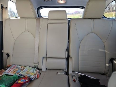 Used 2025 Toyota Highlander XLE image 9