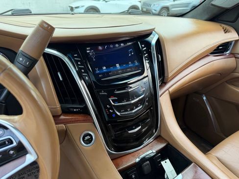 Used 2017 Cadillac Escalade ESV Platinum AWD/4WD image 28