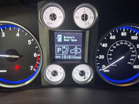 Used 2011 Lexus LX 570 4WD w/ Luxury Pkg image 2