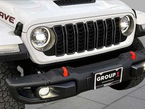 Used 2025 Jeep Gladiator Mojave AWD/4WD image 30