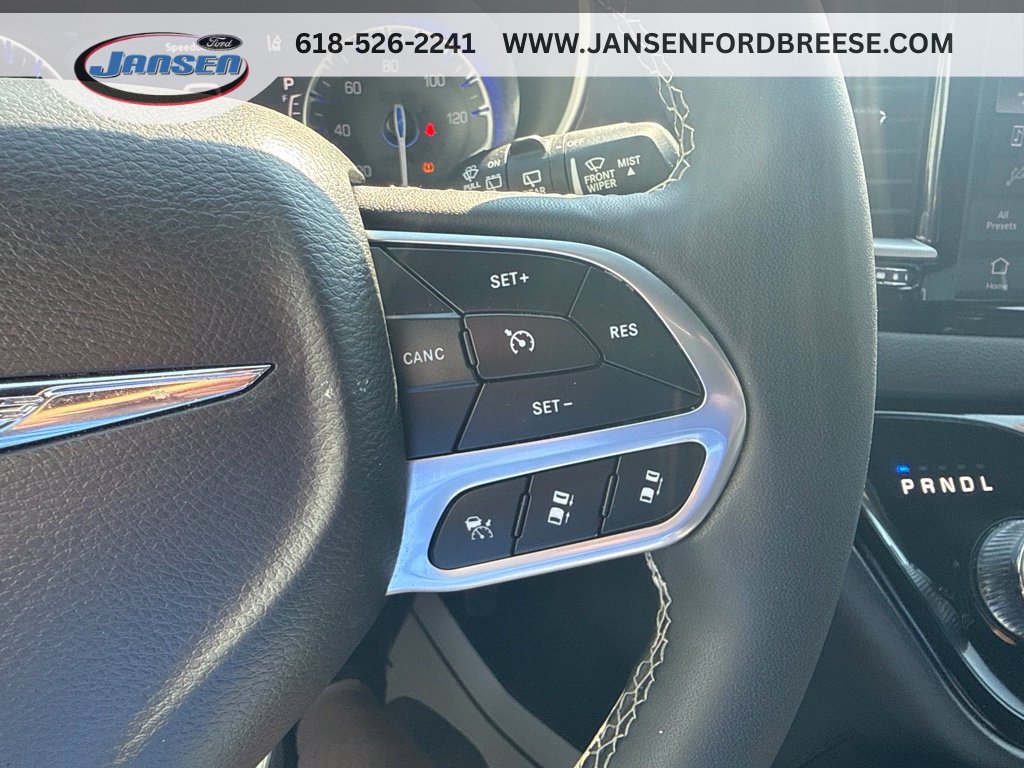 Used 2025 Chrysler Pacifica Select FWD image 18