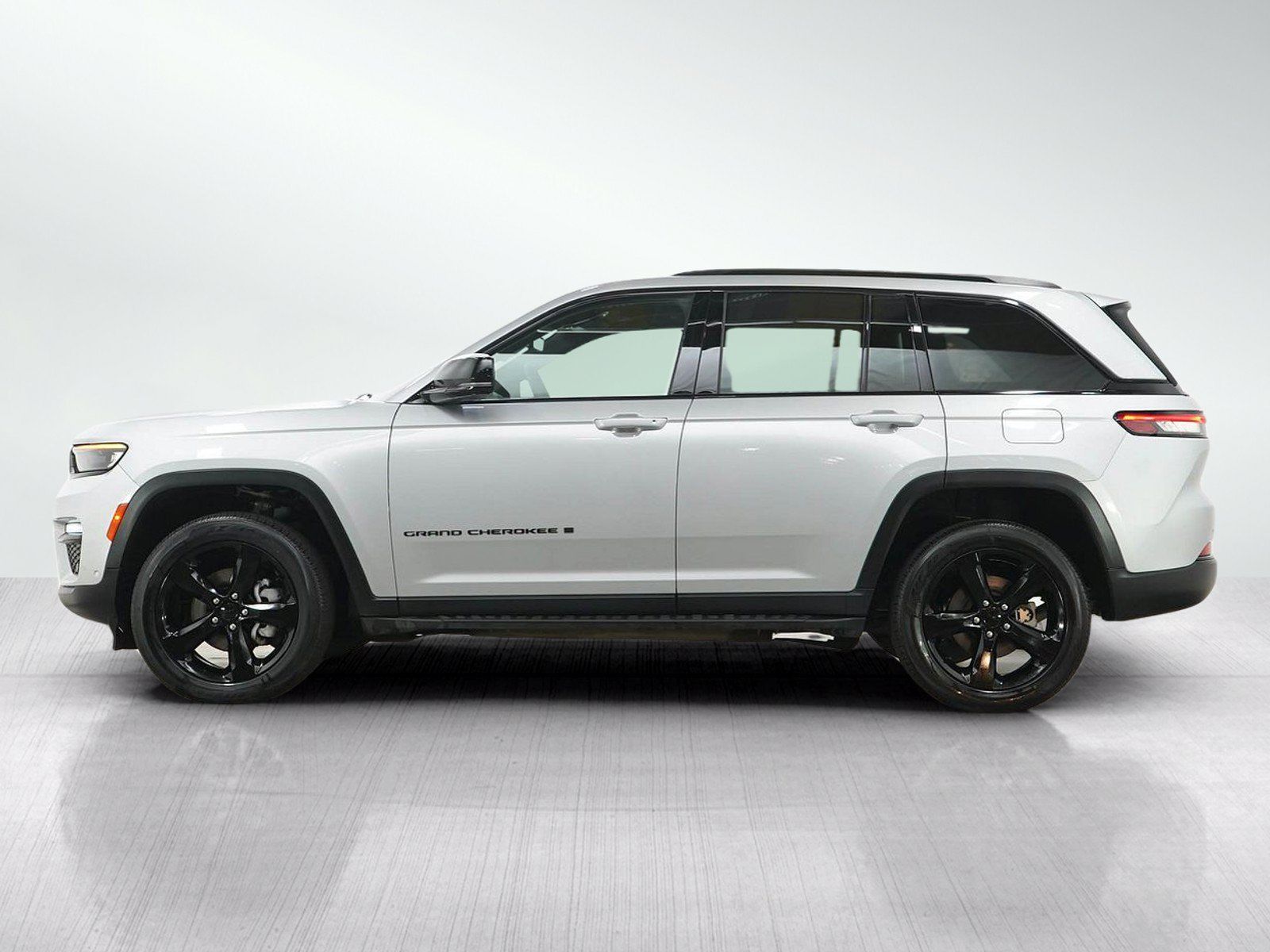 Used 2024 Jeep Grand Cherokee Limited w/ Luxury Tech Group II AWD/4WD image 2