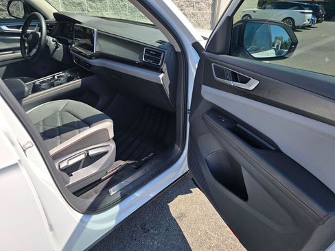 Used 2024 Volkswagen Atlas Peak Edition SE AWD/4WD image 20