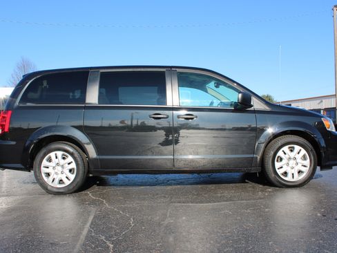Used 2019 Dodge Grand Caravan SE image 3