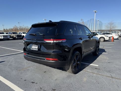 Used 2024 Jeep Grand Cherokee Limited w/ Black Appearance Package image 8