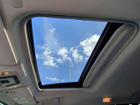 Used 2023 Toyota Sienna Limited image 20