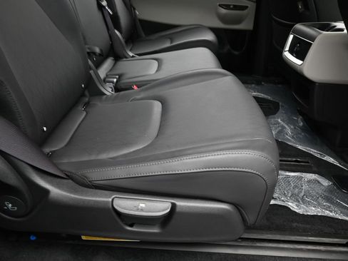 Used 2024 Kia Carnival LX FWD image 38