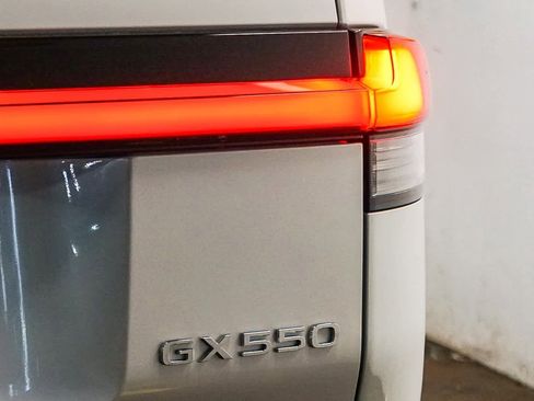 Used 2025 Lexus GX 550 image 11