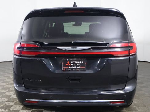 Used 2023 Chrysler Pacifica Touring-L image 13