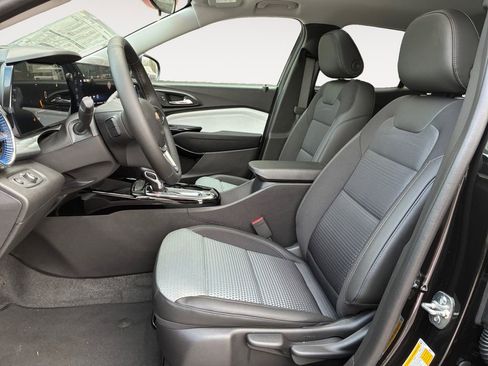 New 2026 Chevrolet Trax LT w/ Sunroof Package image 9