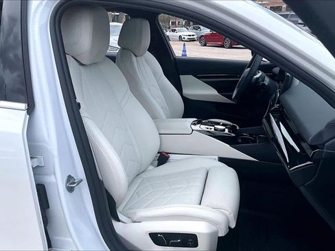 Used 2025 BMW 530i w/ Premium Package image 8