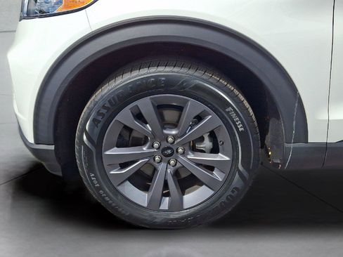 Certified 2023 Ford Explorer XLT w/ Equipment Group 202A AWD/4WD image 9