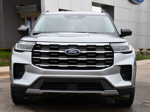 Used 2025 Ford Explorer Active AWD/4WD image 9