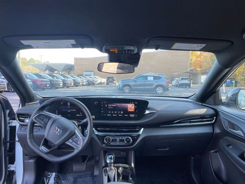 Used 2025 Buick Envista Sport Touring image 29