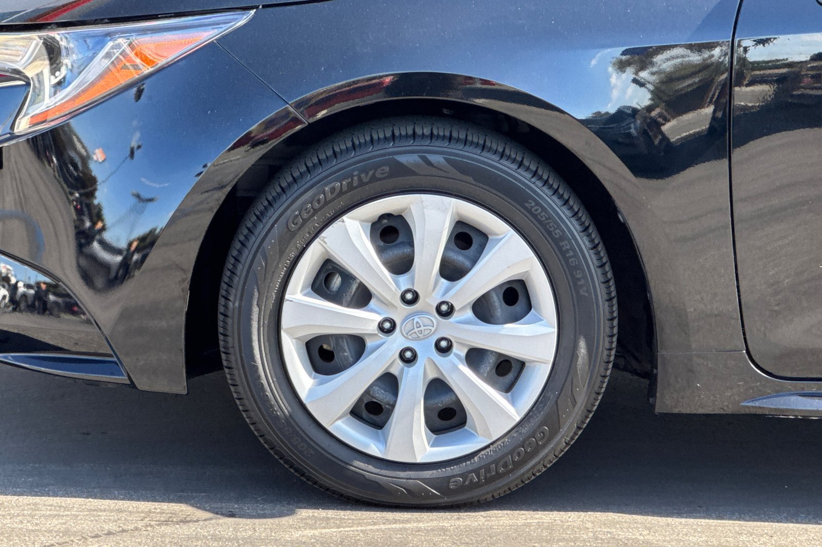 Used 2023 Toyota Corolla LE w/ Carpet Mat Package (TMS) FWD image 33