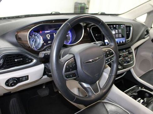 Used 2023 Chrysler Pacifica Limited FWD image 17