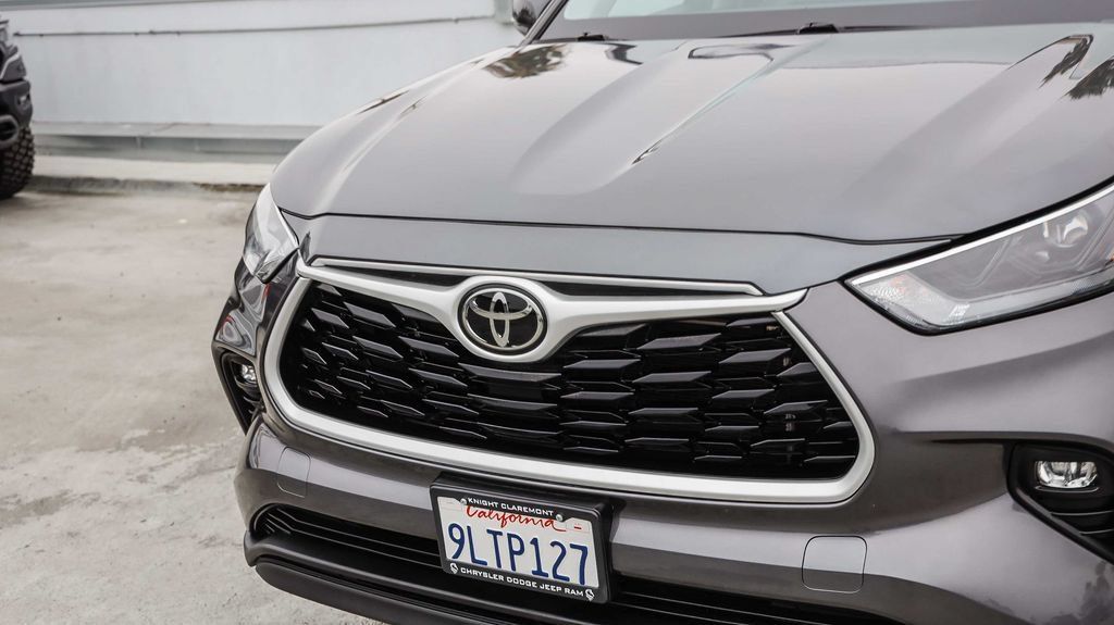 Used 2024 Toyota Highlander XLE AWD/4WD image 6