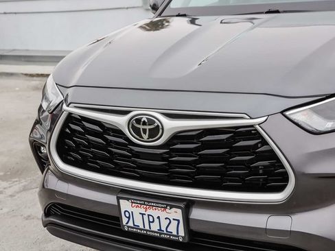 Used 2024 Toyota Highlander XLE AWD/4WD image 6