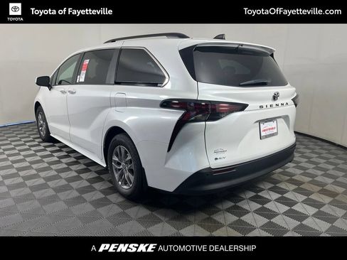 Used 2026 Toyota Sienna XLE FWD image 3