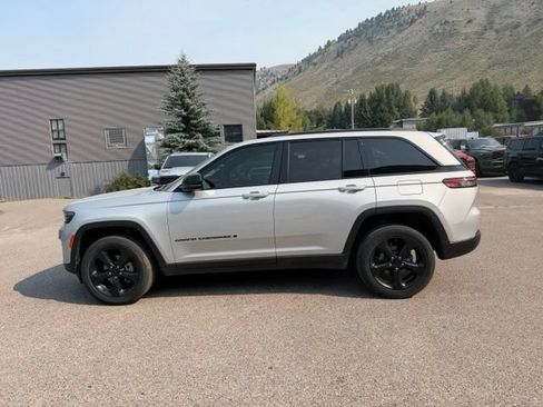 Used 2023 Jeep Grand Cherokee Altitude AWD/4WD image 17