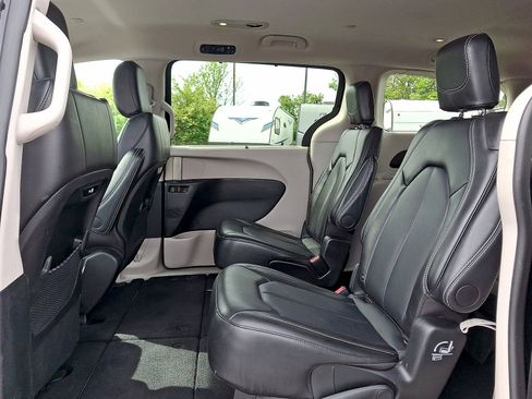 Used 2024 Chrysler Pacifica Touring-L FWD image 20