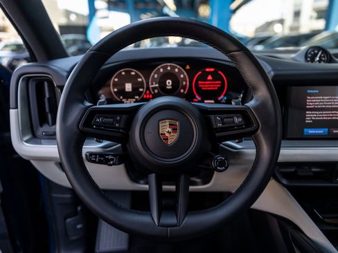 Certified 2025 Porsche Cayenne AWD/4WD image 6