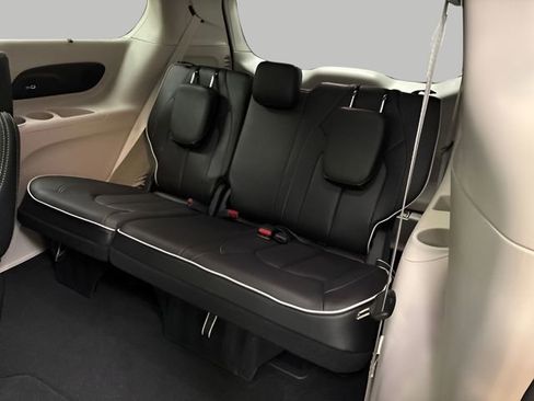 Used 2023 Chrysler Pacifica Limited image 36