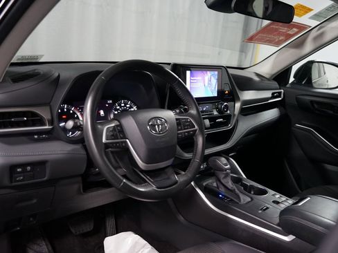 Certified 2024 Toyota Highlander LE image 7