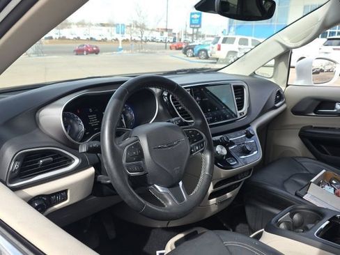 Used 2022 Chrysler Pacifica Touring-L image 11