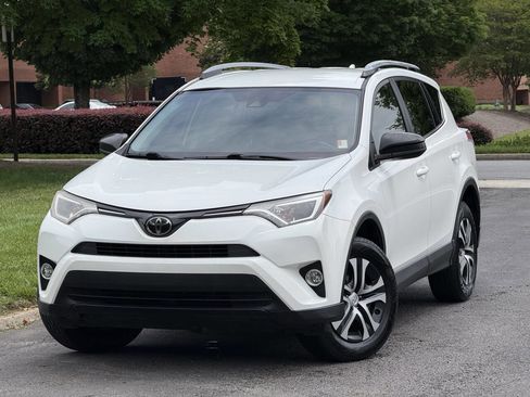 Used 2018 Toyota RAV4 LE FWD image 1
