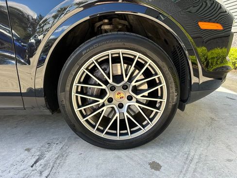 Used 2022 Porsche Cayenne Platinum Edition image 41