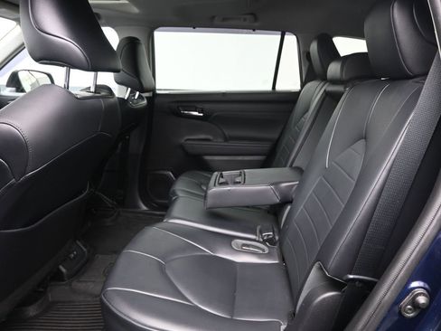 Used 2021 Toyota Highlander XLE image 26