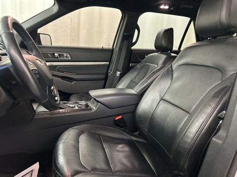 Used 2018 Ford Explorer XLT w/ Equipment Group 202A image 9