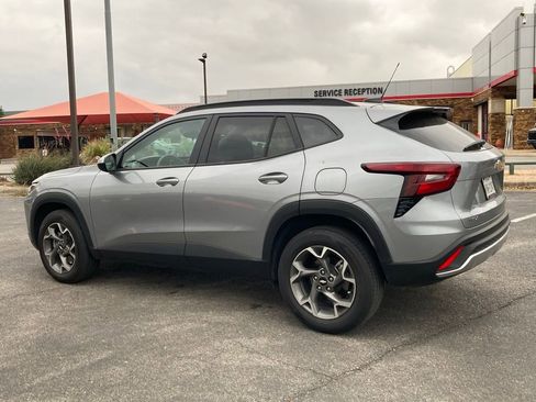 Used 2025 Chevrolet Trax LT image 5