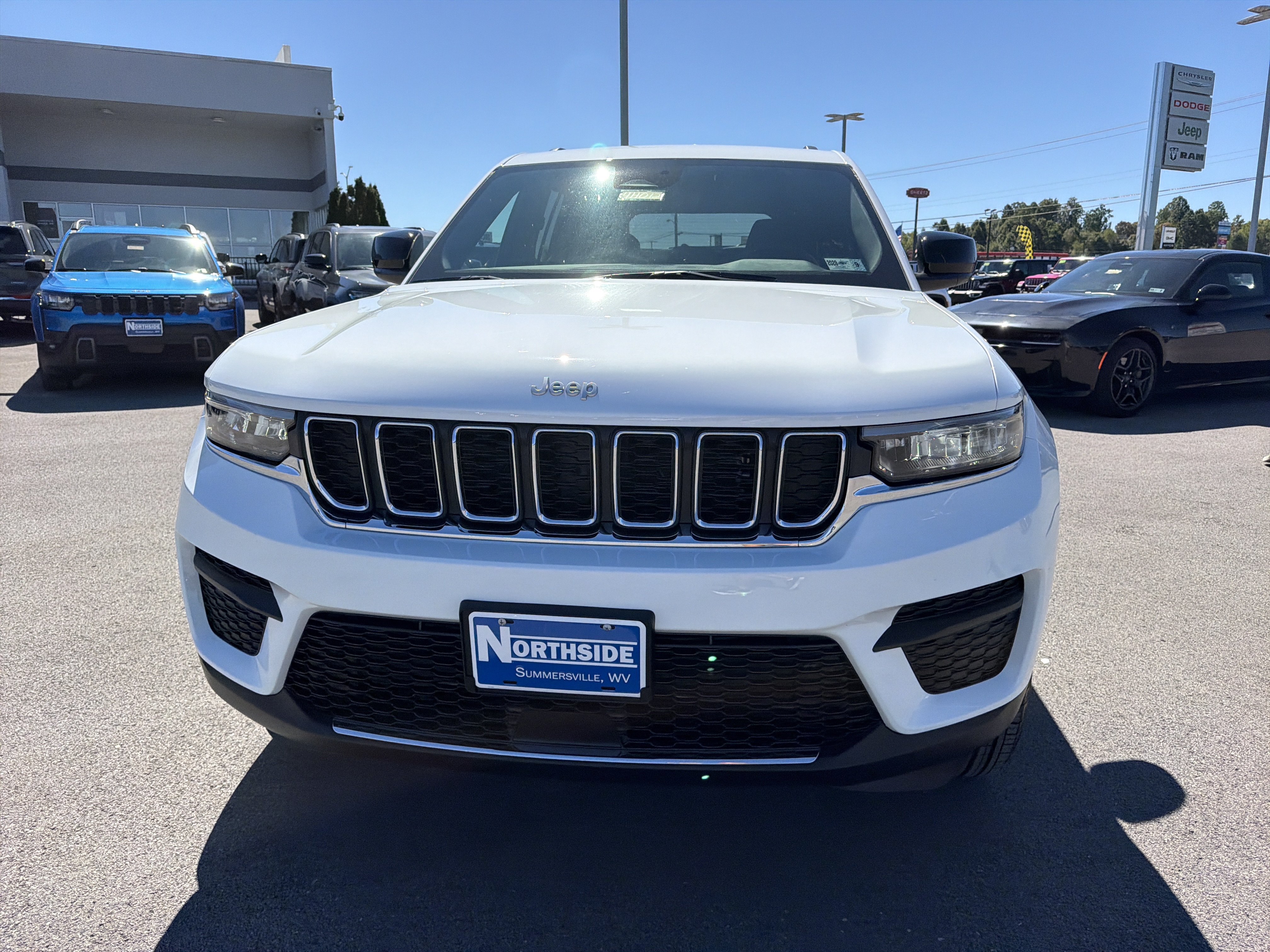 New 2027 Jeep Grand Cherokee Laredo X AWD/4WD image 2