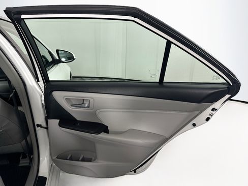 Used 2017 Toyota Camry XLE image 30