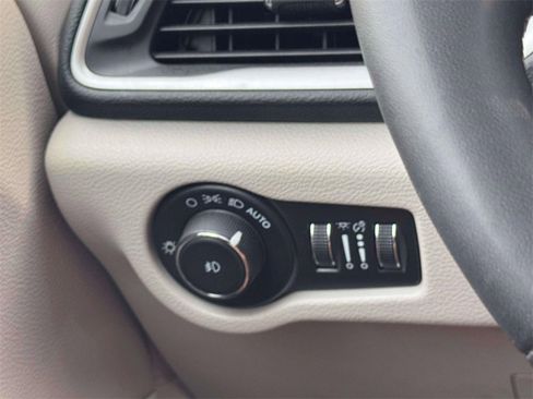 Used 2023 Chrysler Pacifica Touring-L image 19