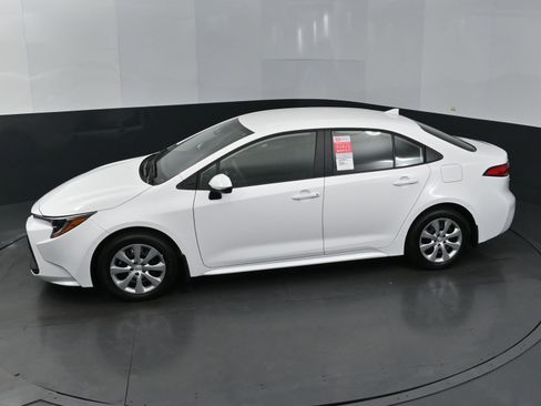 Used 2025 Toyota Corolla LE image 28