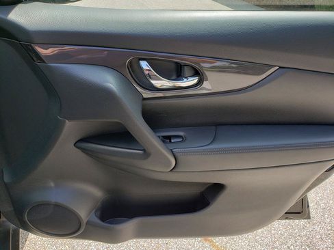 Used 2018 Nissan Rogue SV AWD/4WD image 18