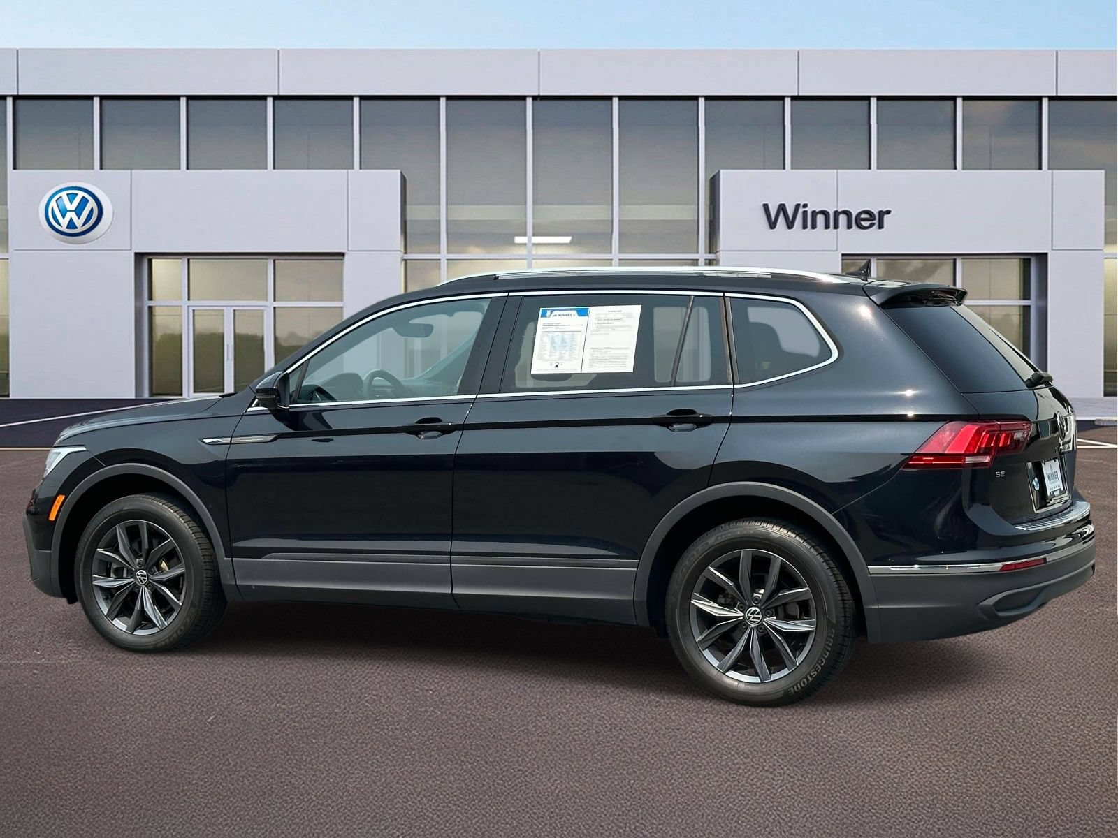 Used 2023 Volkswagen Tiguan SE w/ Panoramic Sunroof Package AWD/4WD image 2