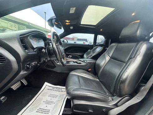 Used 2016 Dodge Challenger SXT Plus image 9