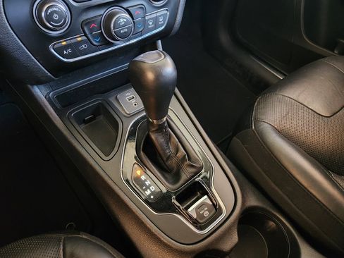 Used 2019 Jeep Cherokee Limited FWD image 20