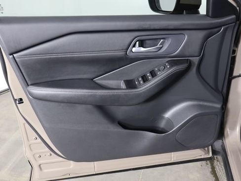 Used 2024 Nissan Rogue SV w/ SV Premium Package FWD image 19