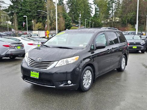 Used 2013 Toyota Sienna XLE image 3