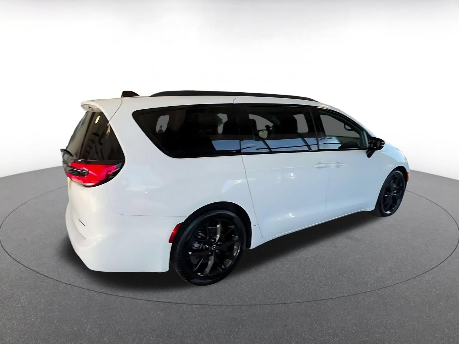 Used 2025 Chrysler Pacifica Limited FWD image 13