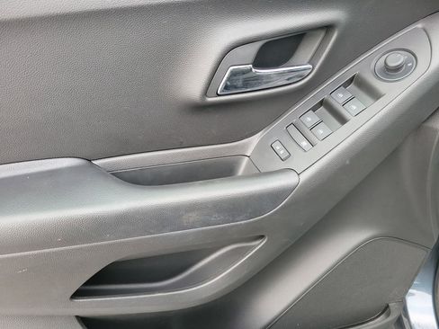 Used 2022 Chevrolet Trax LT w/ LT Convenience Package image 22