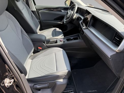 Used 2025 Volkswagen Tiguan SE image 9