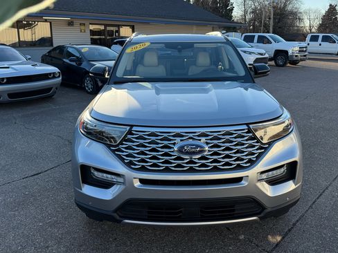 Used 2020 Ford Explorer Platinum w/ Premium Technology Package image 2