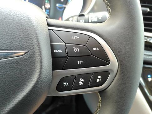 Used 2024 Chrysler Pacifica Limited FWD image 44